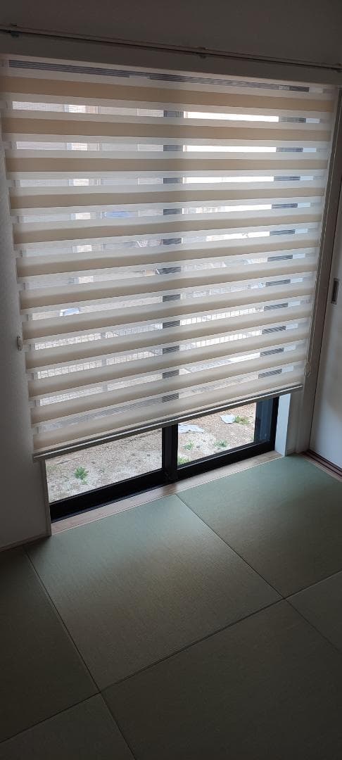 ベージュの ストライプ ロールスクリーン