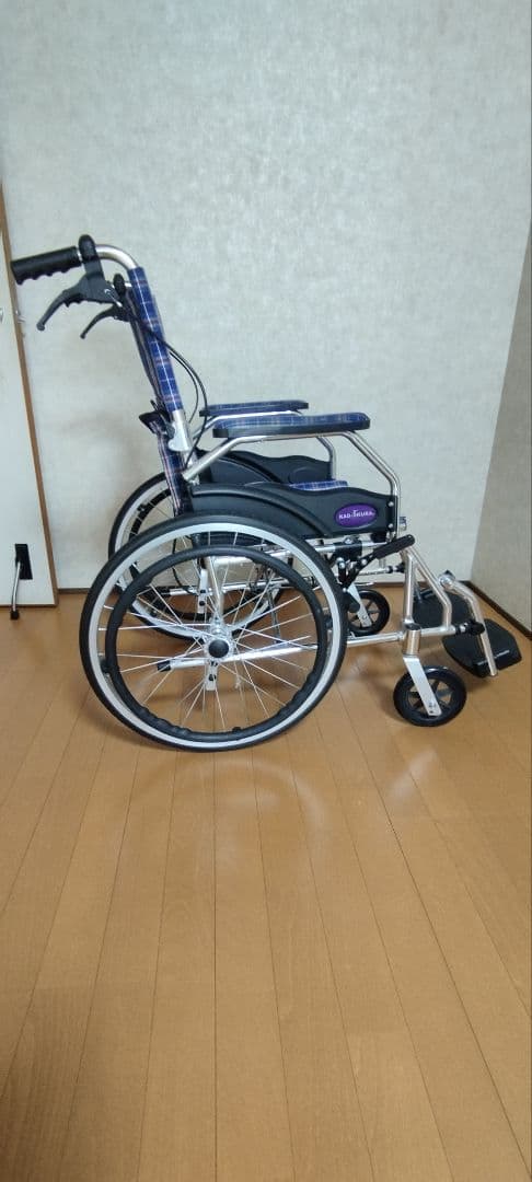 自走用車椅子 軽量 カドクラ A103-AKB