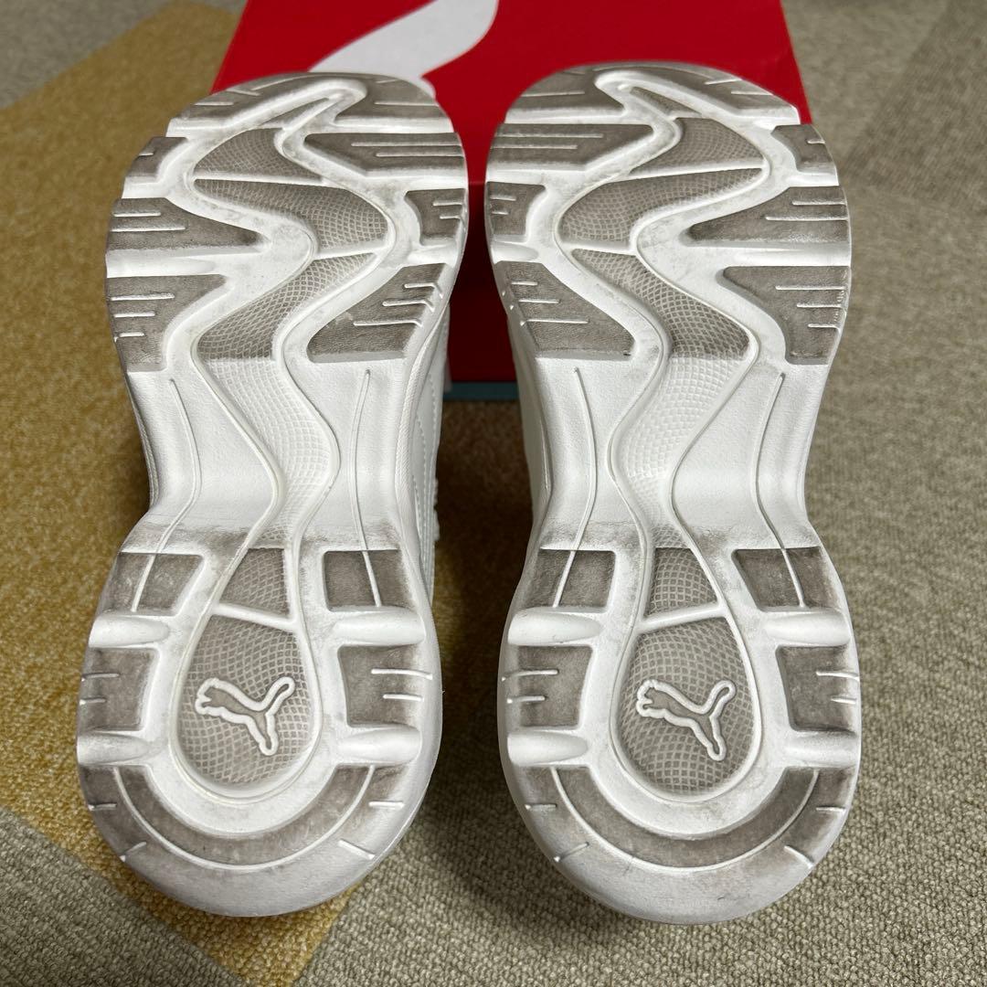 Puma SOFTFOAM+ ホワイトスニーカー