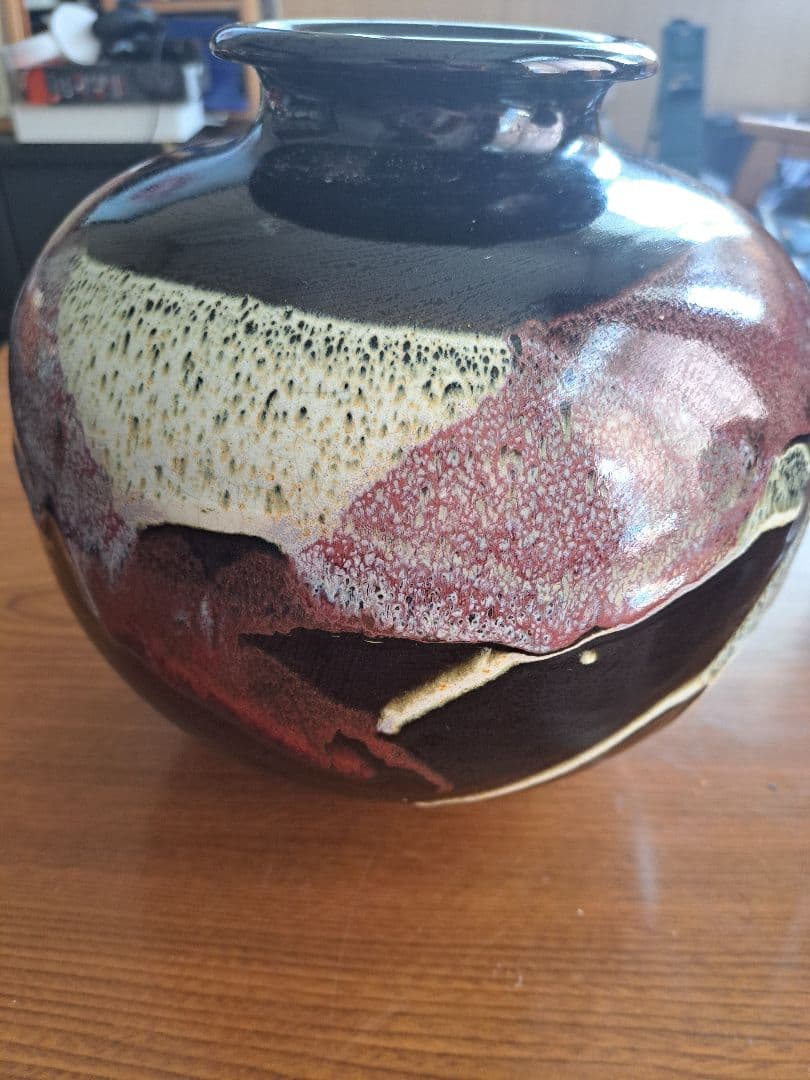 黒赤の自然模様陶器壺