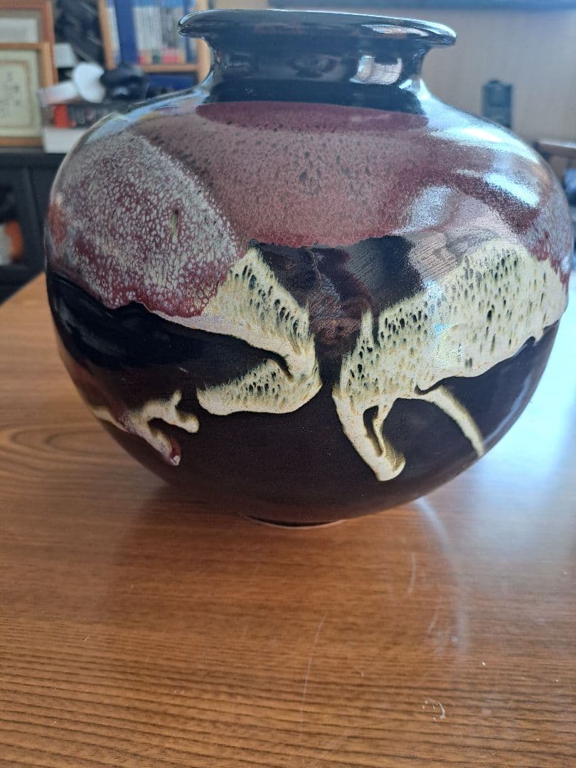黒赤の自然模様陶器壺