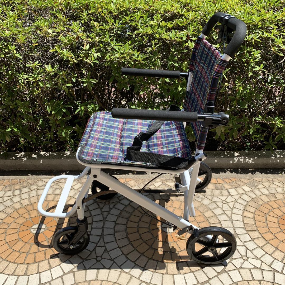 美品　RAKU　軽量　折りたたみ コンパクト 介助式車椅子　ノーパンクタイヤ