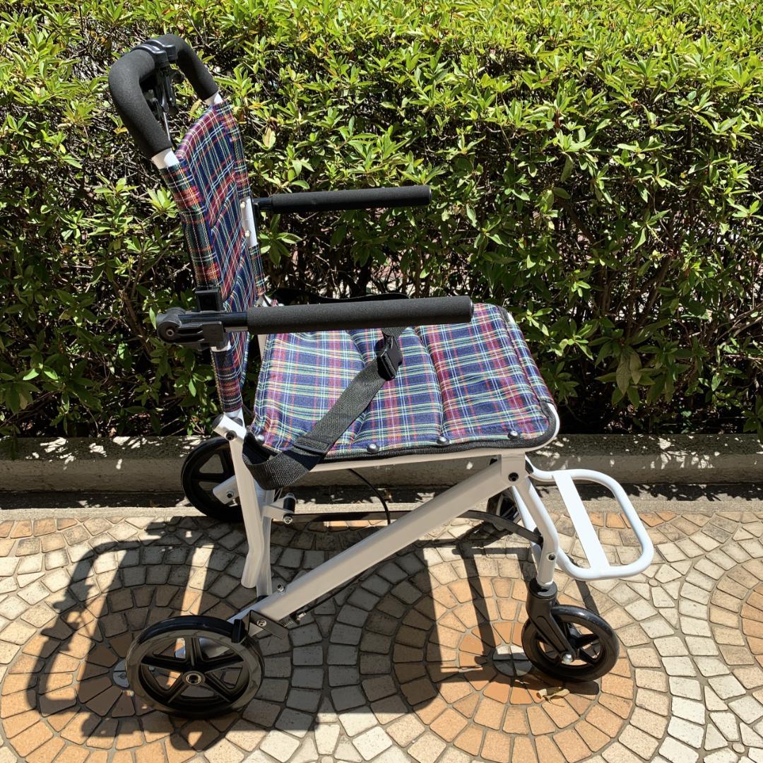 美品　RAKU　軽量　折りたたみ コンパクト 介助式車椅子　ノーパンクタイヤ