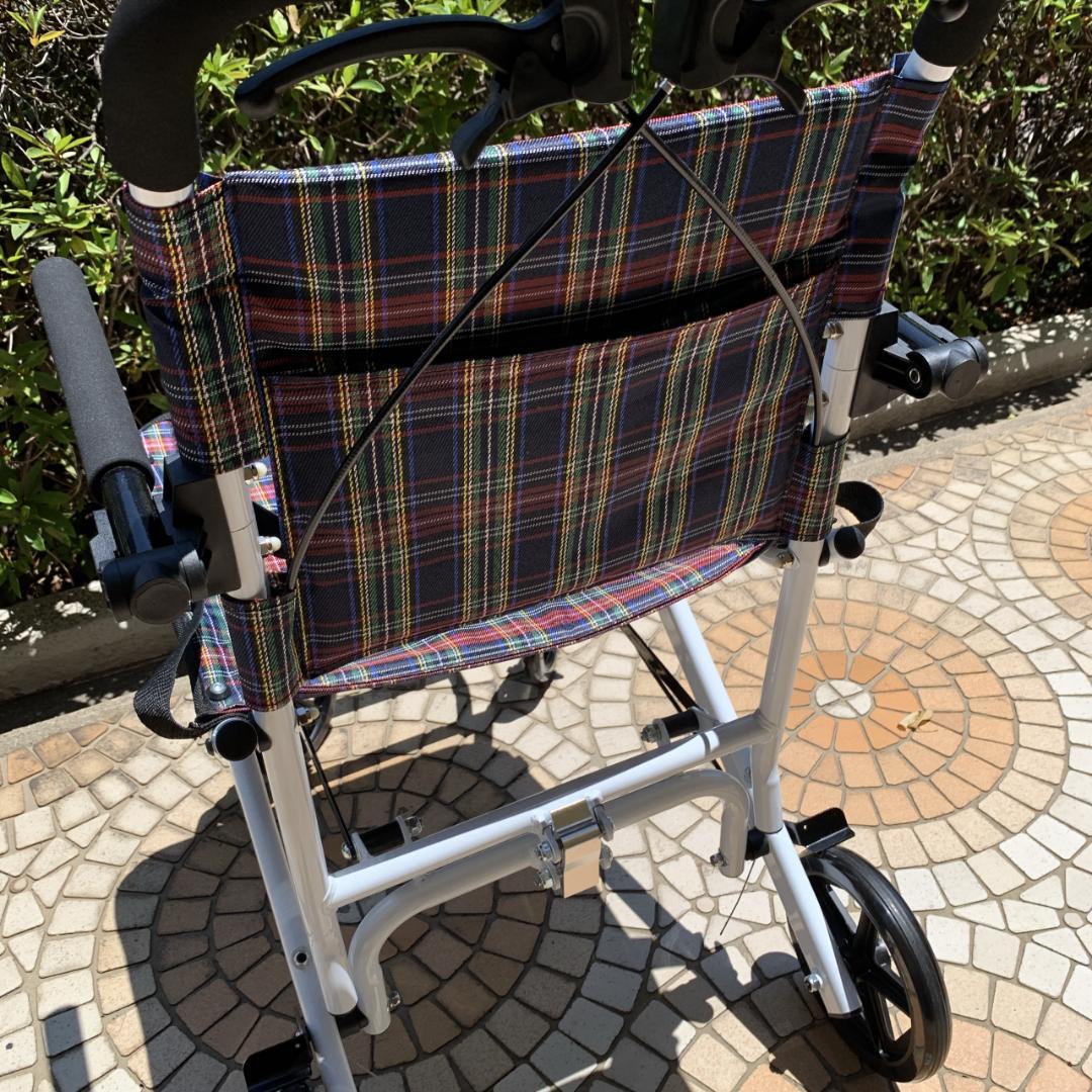 美品　RAKU　軽量　折りたたみ コンパクト 介助式車椅子　ノーパンクタイヤ