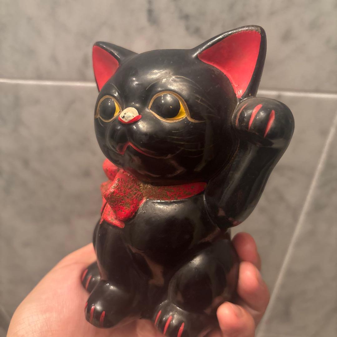 アンティーク大きな瞳や長いヒゲ、まつ毛が美しく、大きなリボンも可愛い招き猫