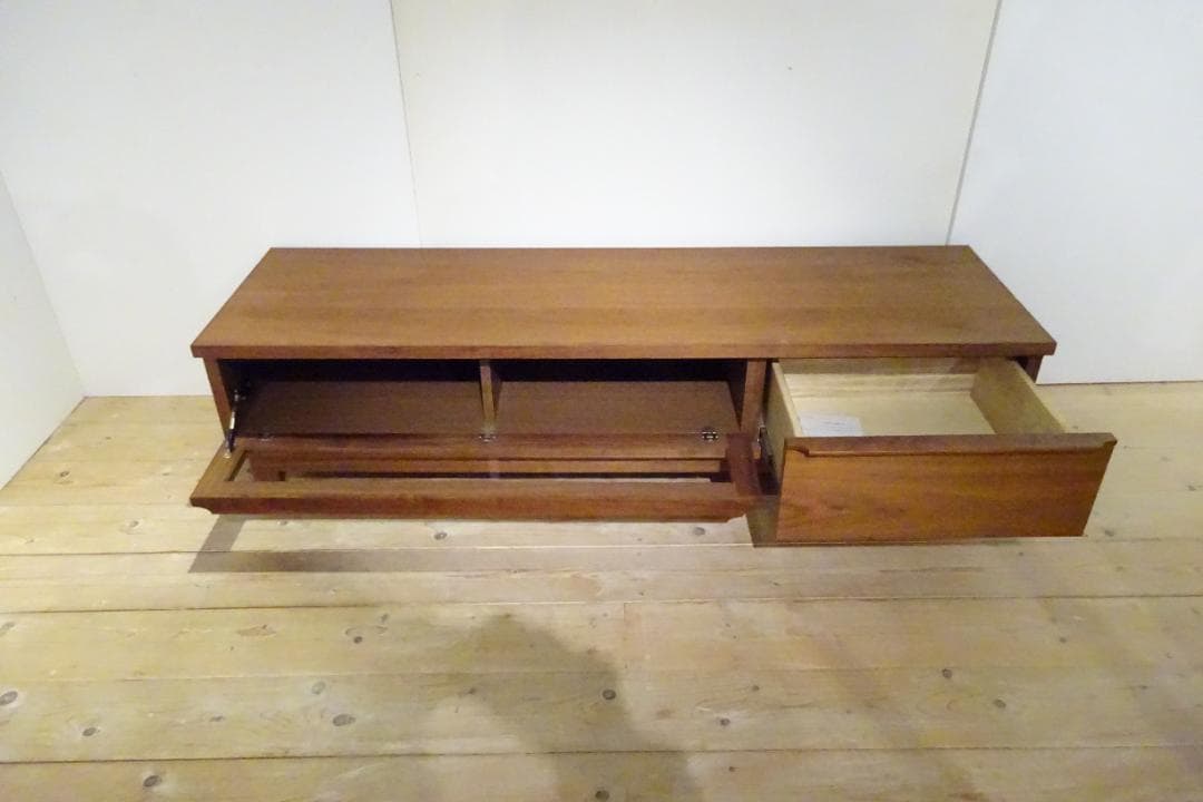 ウォールナット 天然木を使用した上質な質感のテレビボード W1530mm