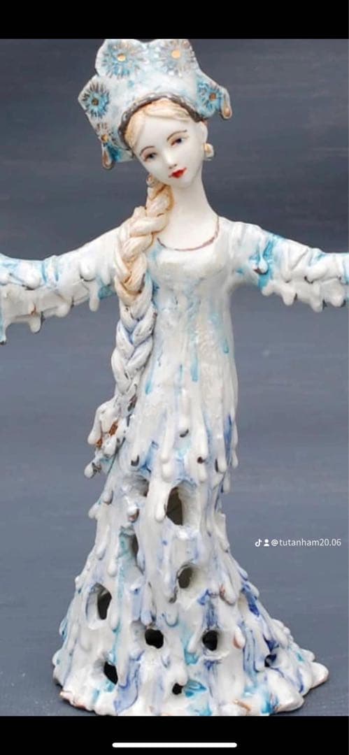 青白い陶器の女性フィギュア