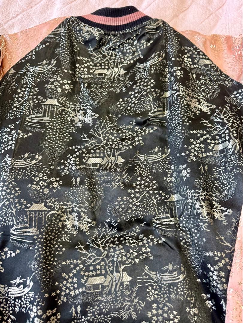 スカジャン 黒とピンク 和風デザイン