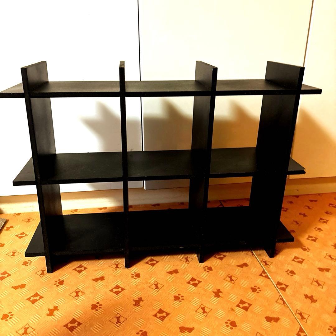 黒の木製オープンシェルフ