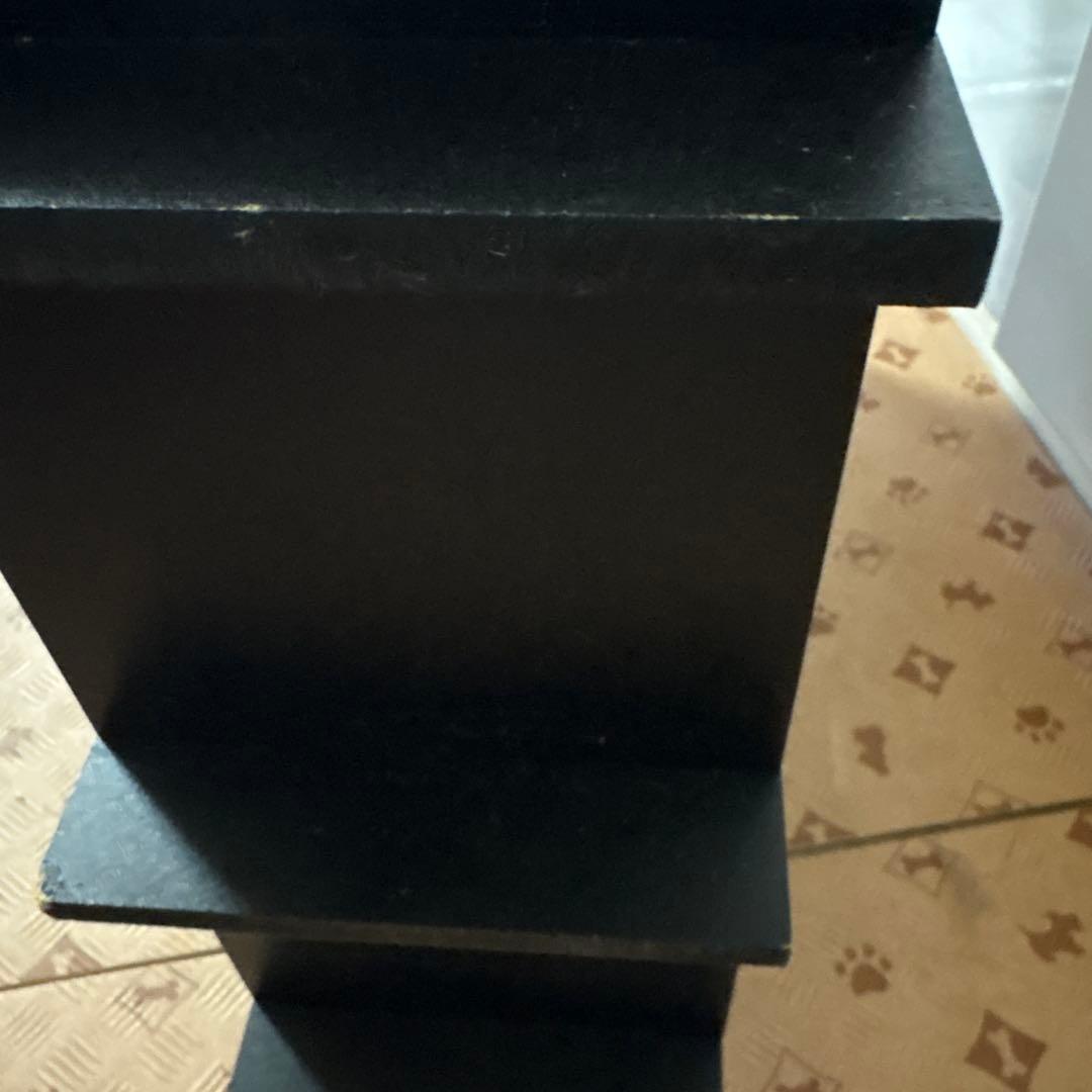 黒の木製オープンシェルフ