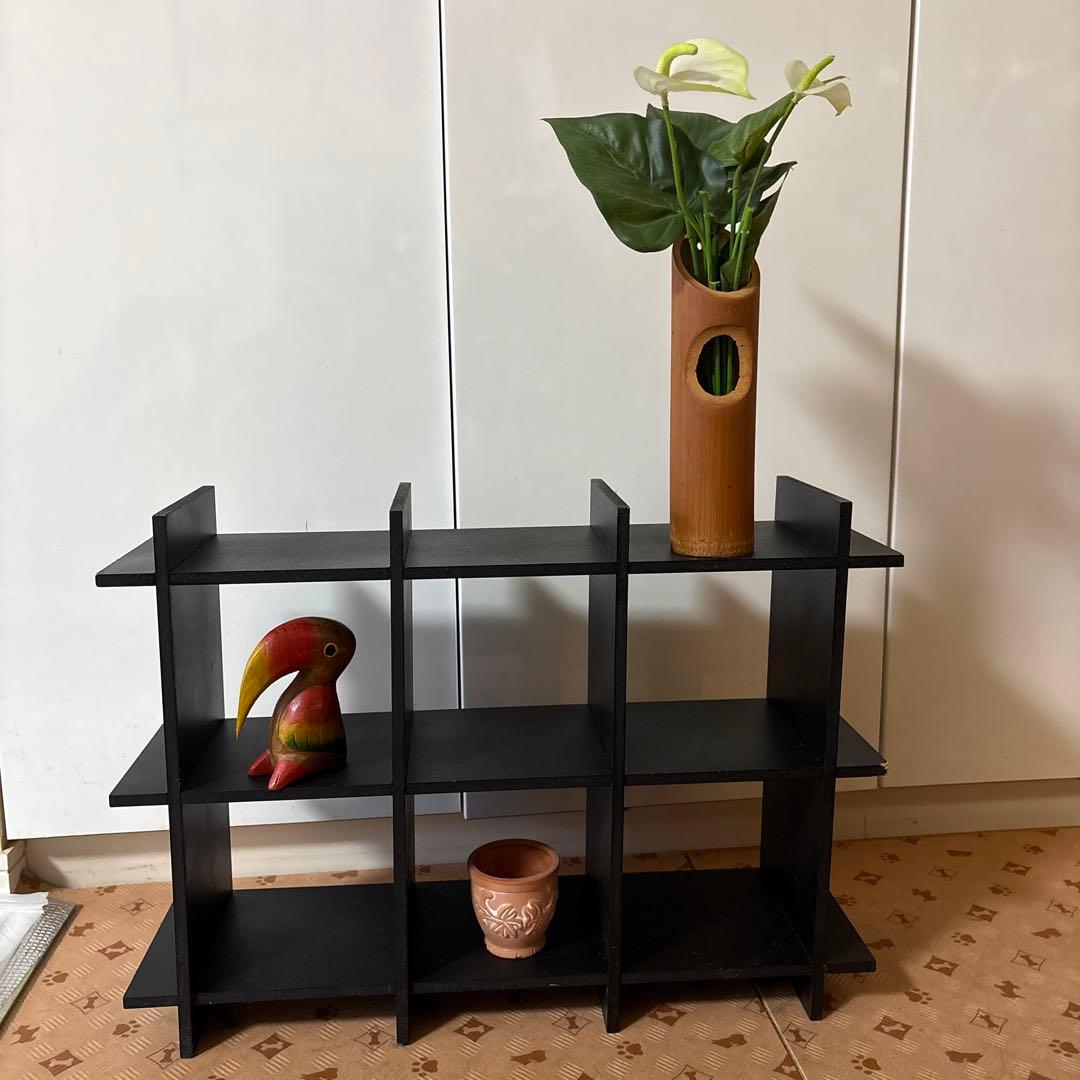 黒の木製オープンシェルフ