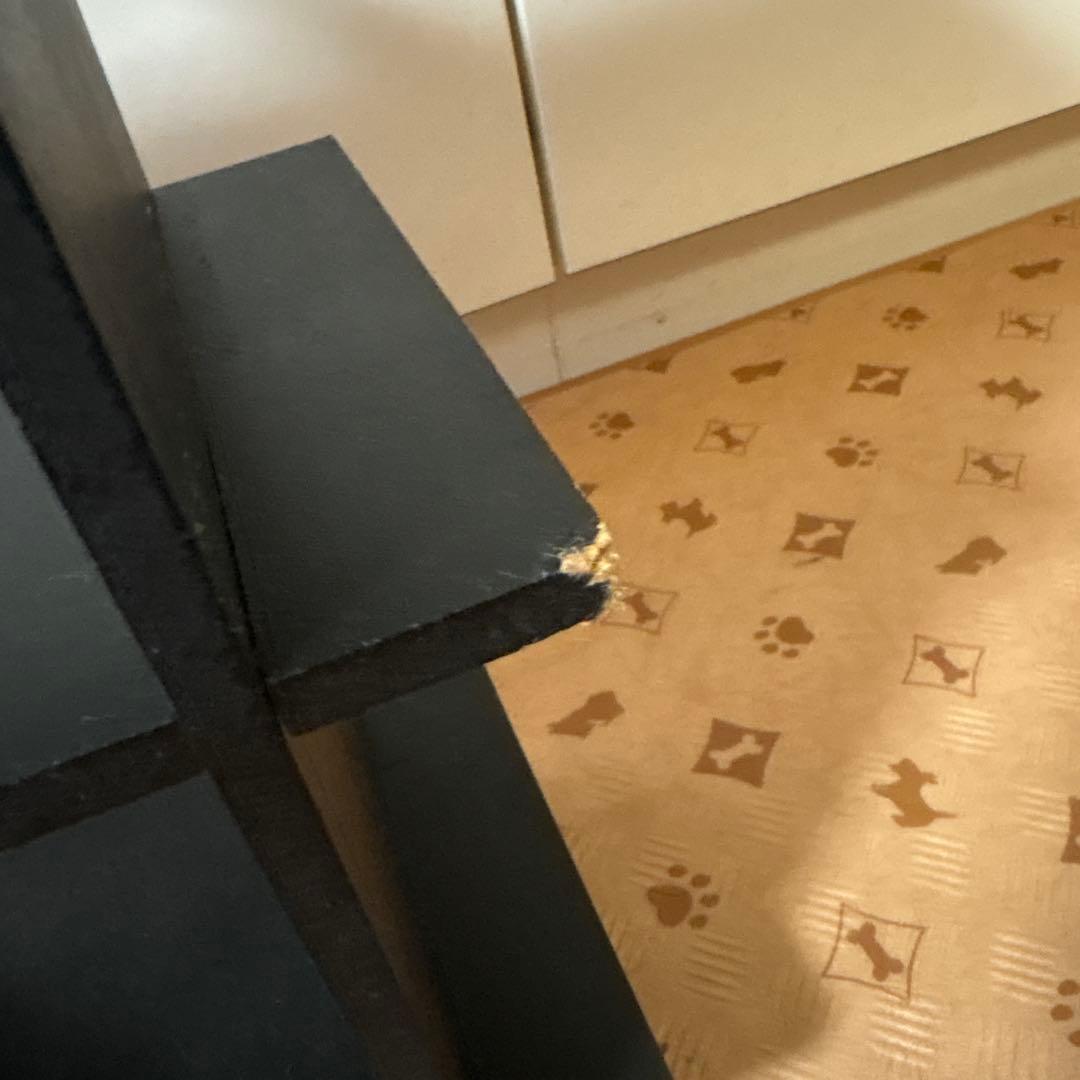 黒の木製オープンシェルフ