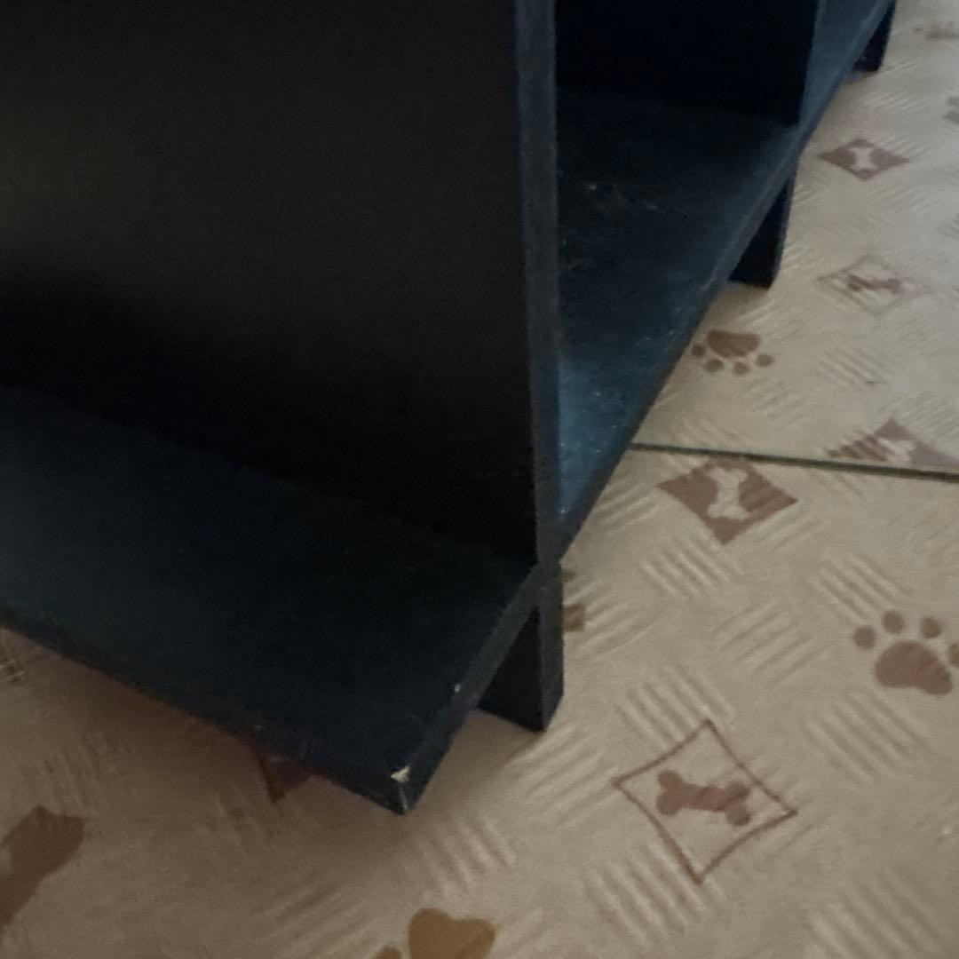 黒の木製オープンシェルフ