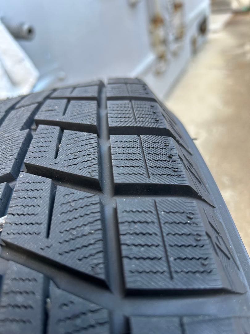 スタッドレスタイヤ　16インチ アルミ付４本　205/65R16 2ヶ月のみ使用