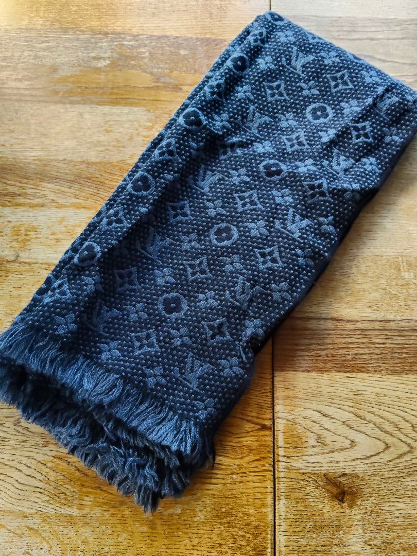 LOUIS VUITTON ダークブルーマフラー