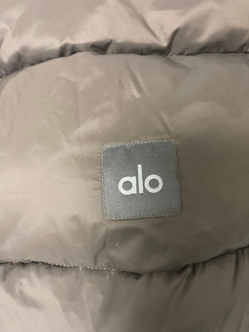 alo yoga ダークブラウン クロップドダウンジャケット