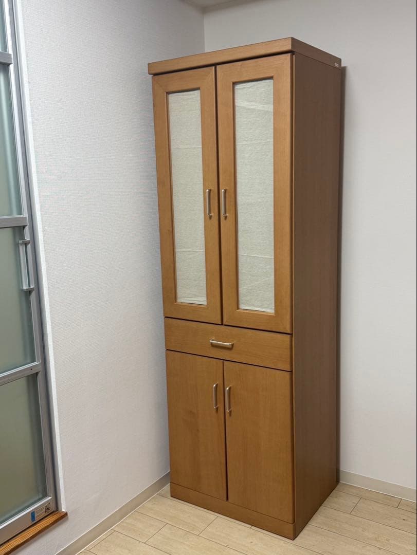 木製ガラス扉付き収納キャビネット　食器棚