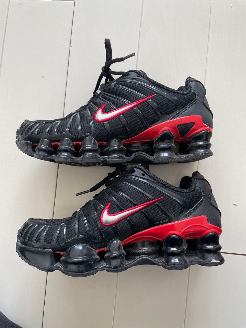 Nike Shox ブラック/レッド スニーカー