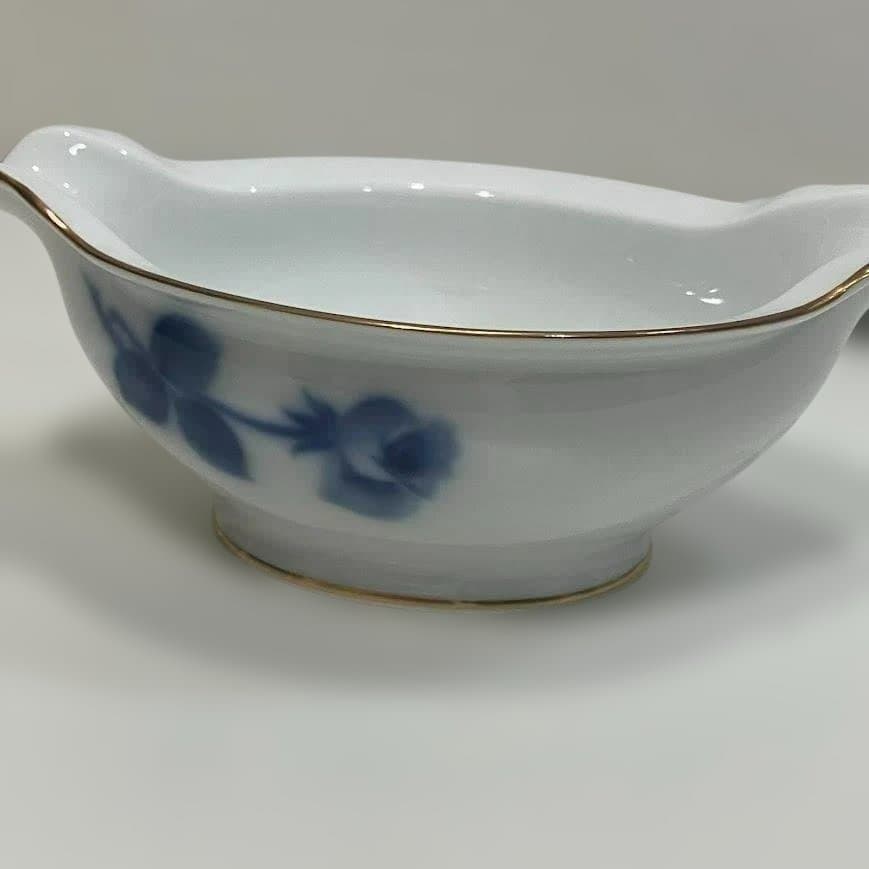 青い花柄のソースボートと皿のセット
