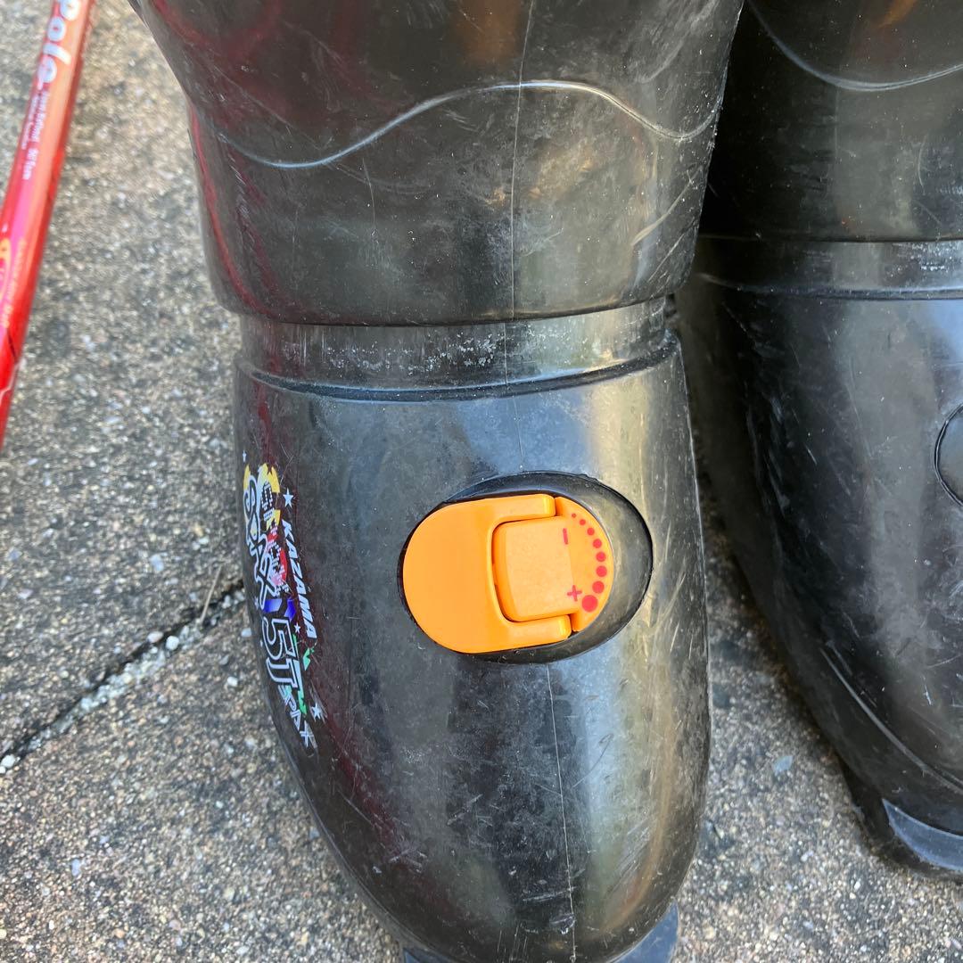 カラフルスキーセットと黒いブーツ