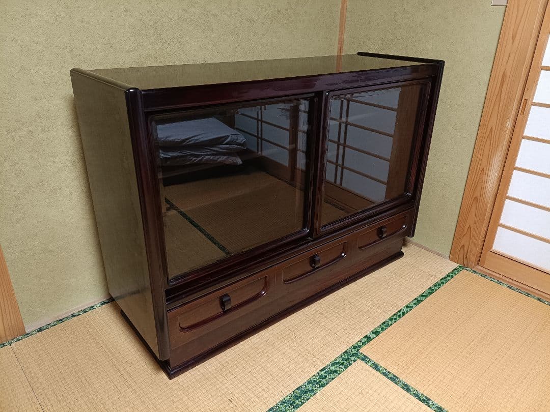 【送料込！】ダークブラウン木製茶タンス ガラス扉付き