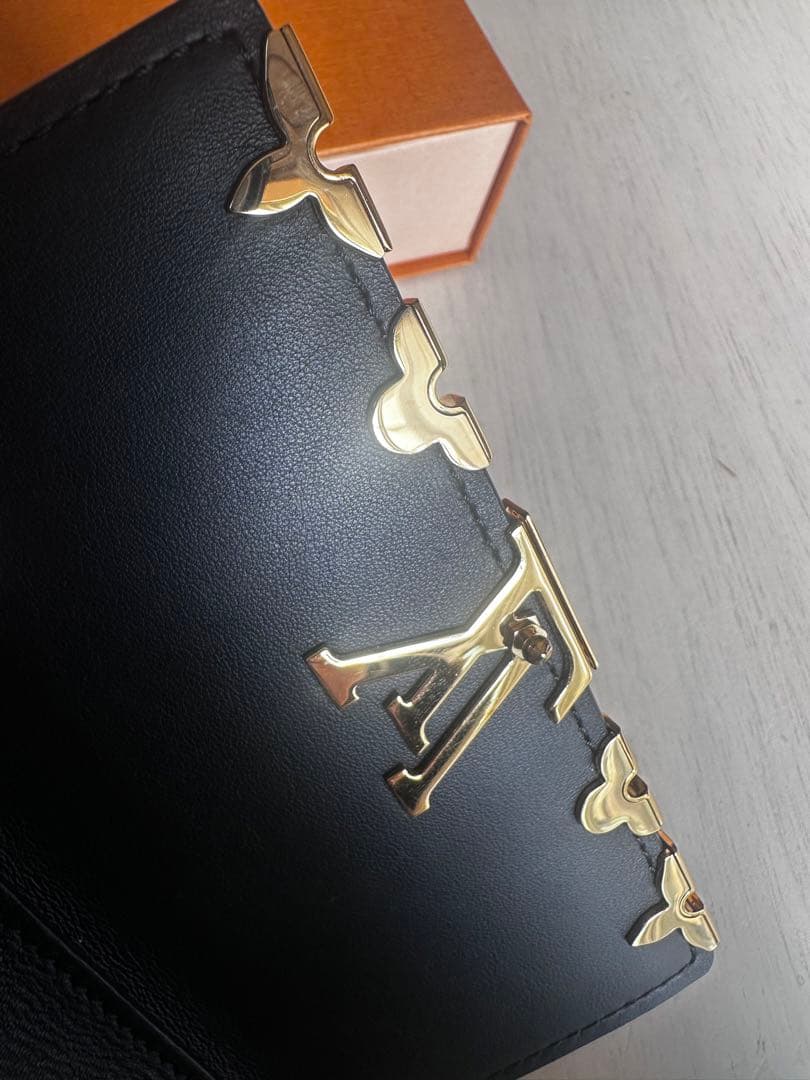 ルイ•ヴィトン　ポルトフォイユ•カプシーヌ　二つ折り財布