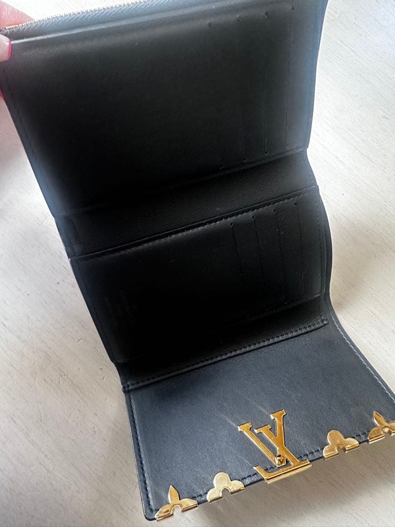 ルイ•ヴィトン　ポルトフォイユ•カプシーヌ　二つ折り財布