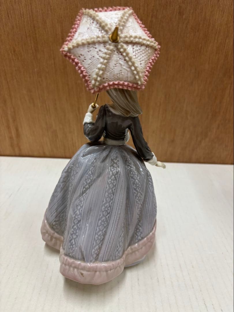 リアドロ パラソルを持つ娘