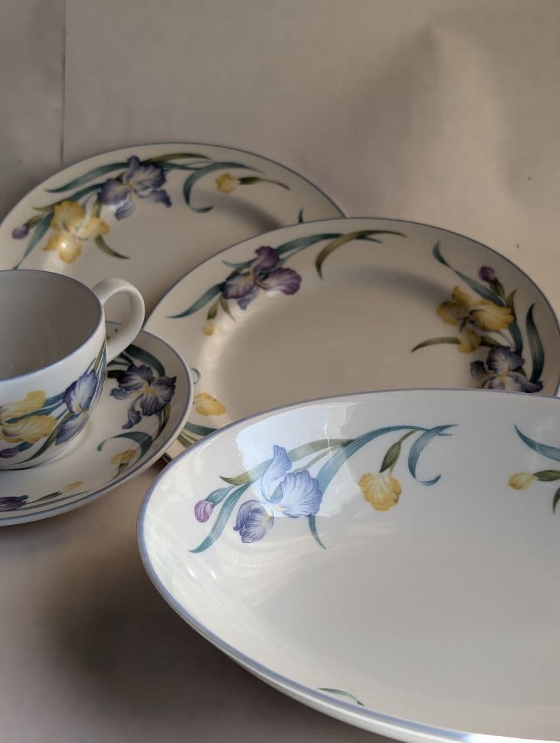 （押しAE）  花柄カップとプレートの食器セット