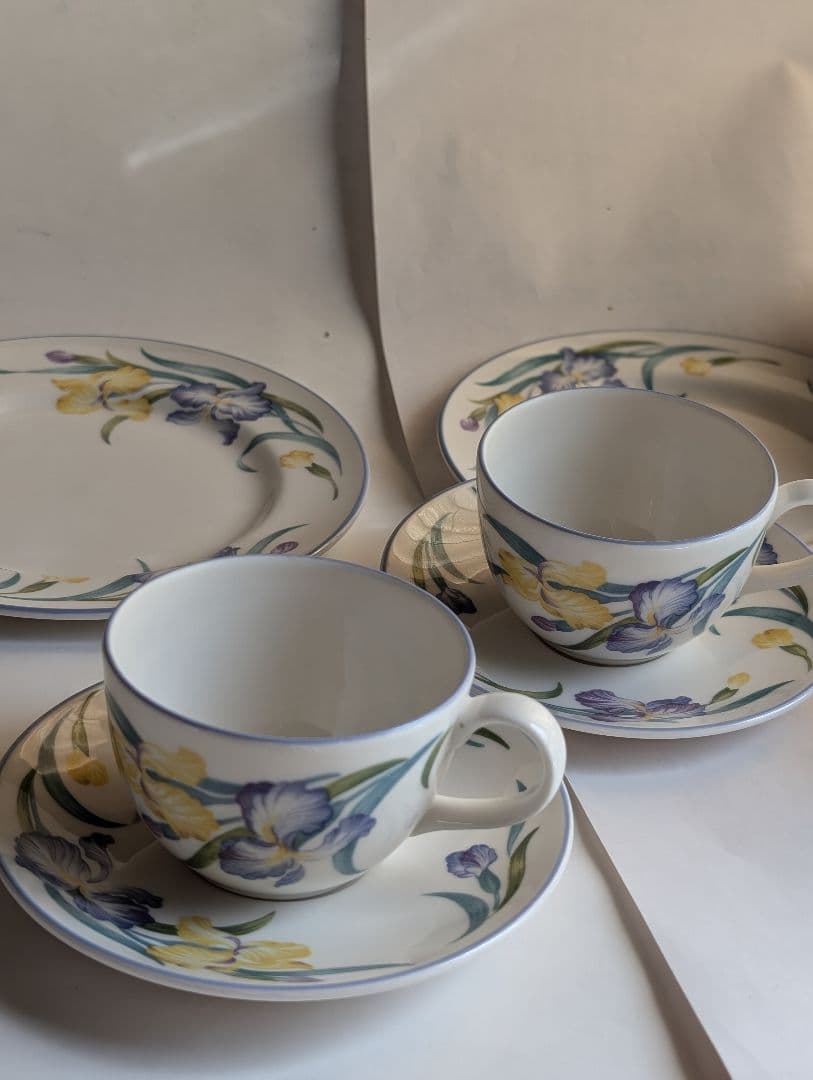 （押しAE）  花柄カップとプレートの食器セット