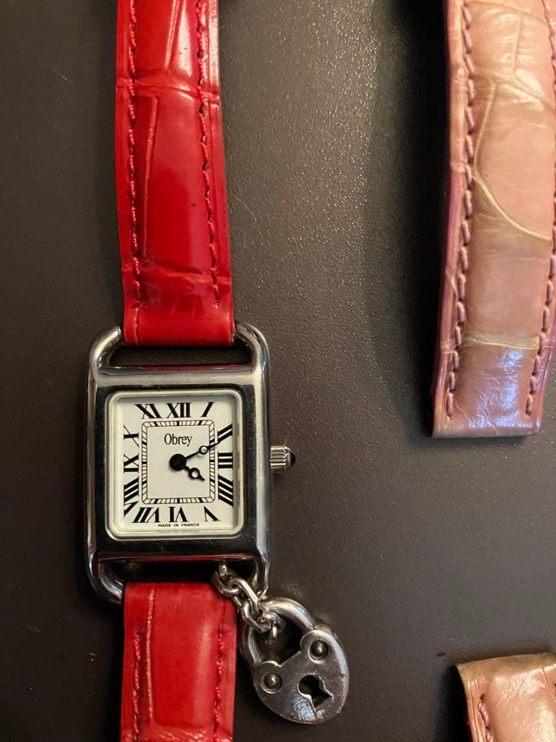 オブレイ　Obrey 機械　時計　チャーム付き　シルバー色　マシンメイド