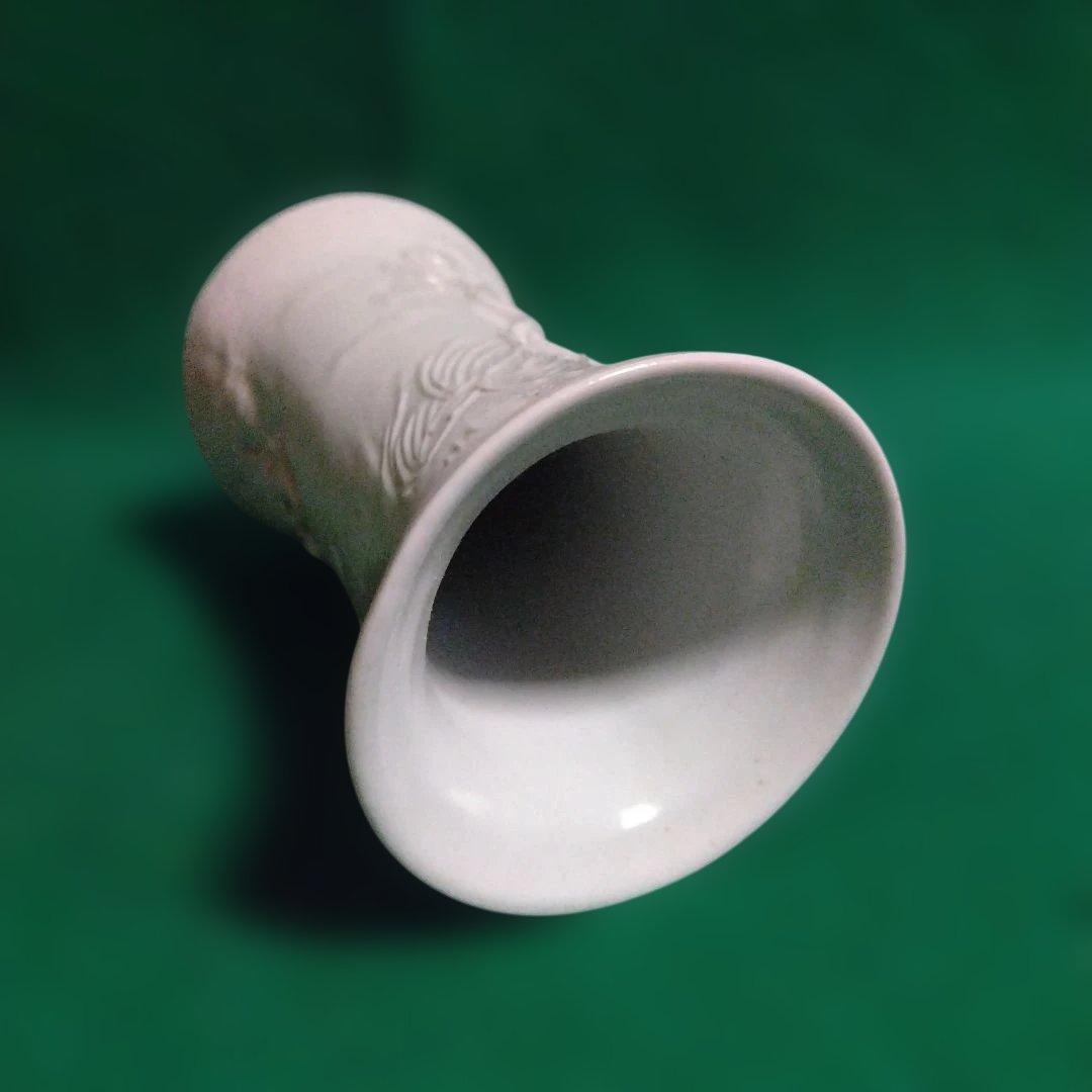 浮世絵風彫刻の陶器花瓶