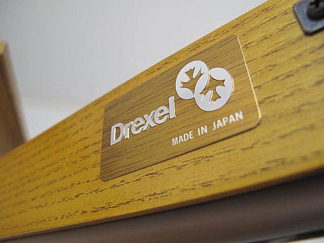 ドレクセルヘリテイジ　照明付きキュリオケース　　 飾り棚/チャイナキャビネット