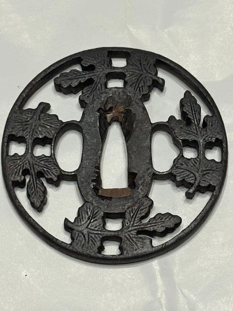 お値下げ！葉模様 鉄製 鍔(つば)