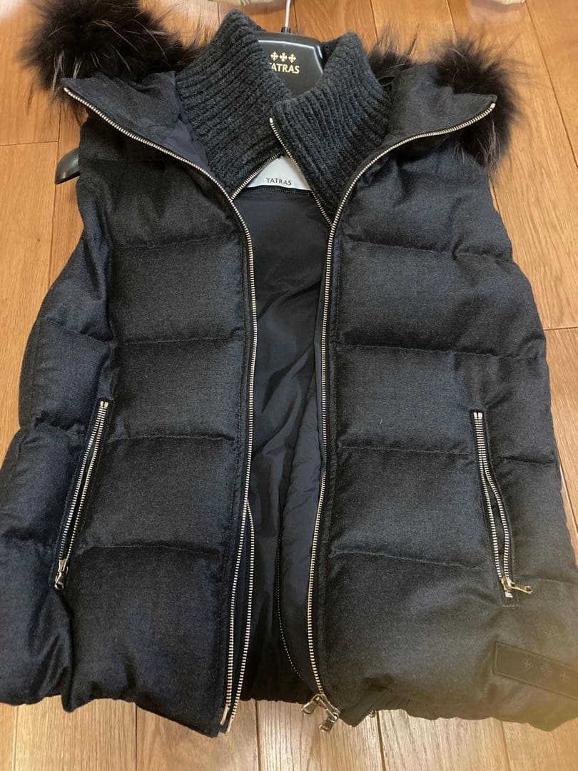 ス*ー様 美品【タトラスTATRAS ダウンベスト ファーフード付き 】ダークグ