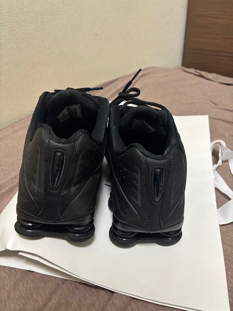 靴 NIKE Black Shox R4