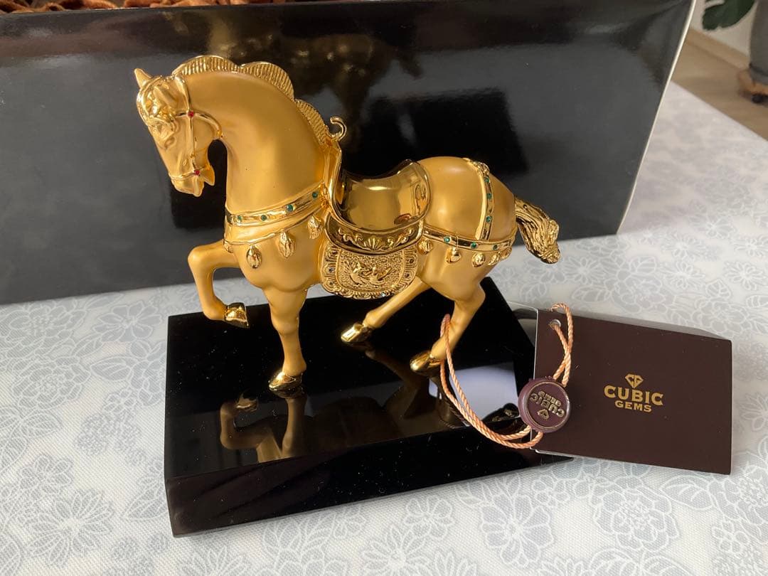 Cubic Gems 24金メッキ 馬の彫刻