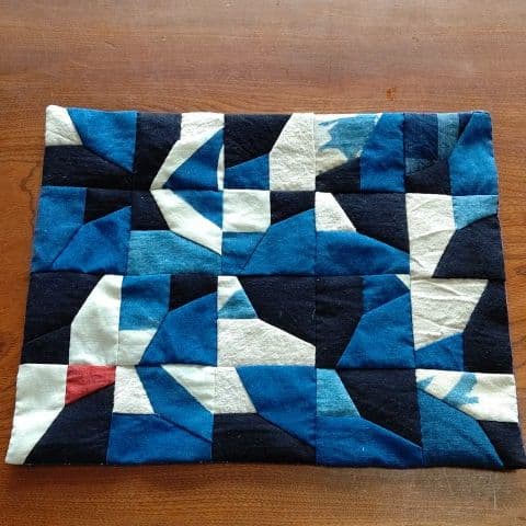 藍染古布の マットです。