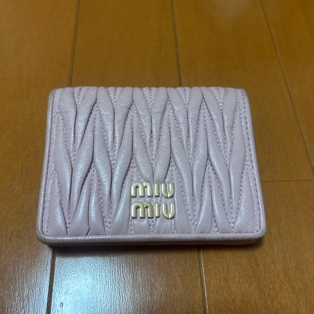 miumiu マテラッセ 二つ折り財布 コンパクト ピンクベージュ