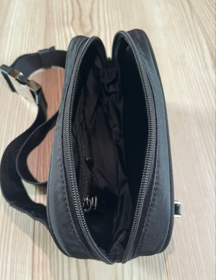 PRADAボディバッグ