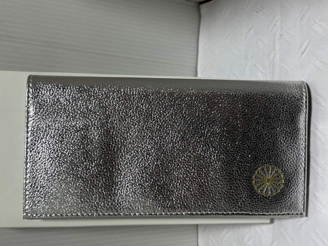 り*こ様 皇居限定　シルバー長財布 光沢仕上げ カードスロット付き