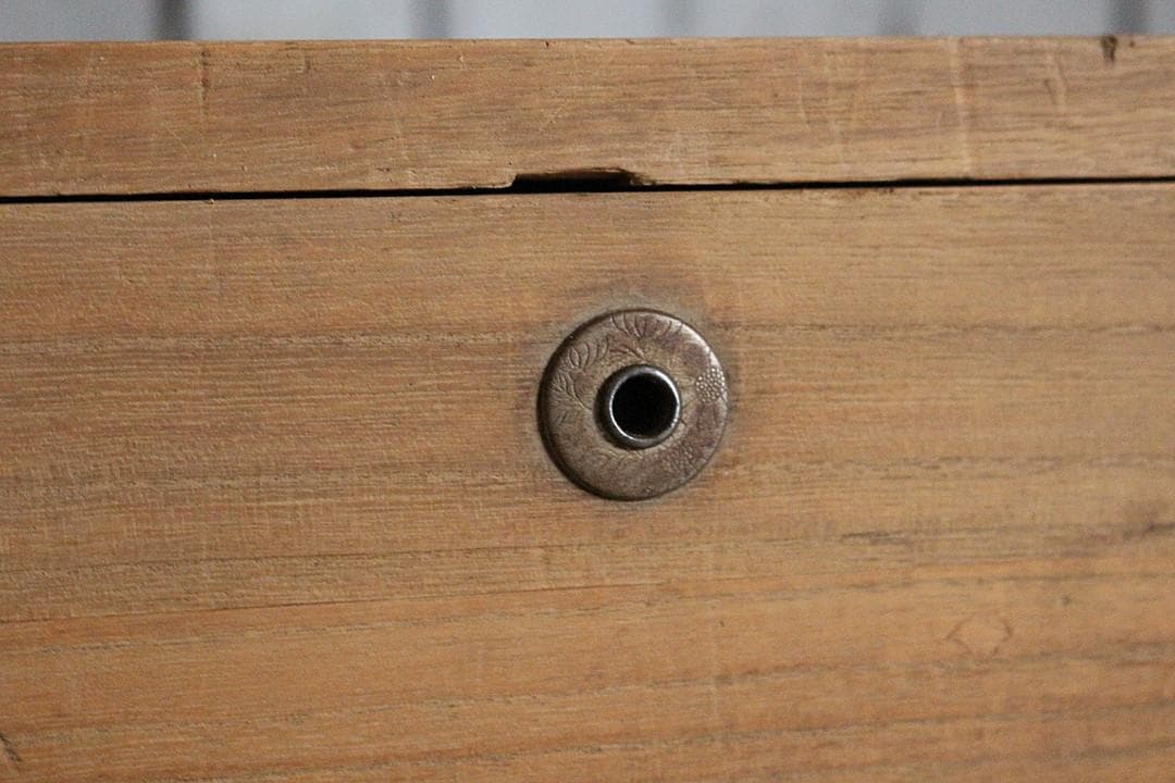 古く味のある木製の引き出し2段　チェスト　桐箪笥　タンス　古家具　古民家