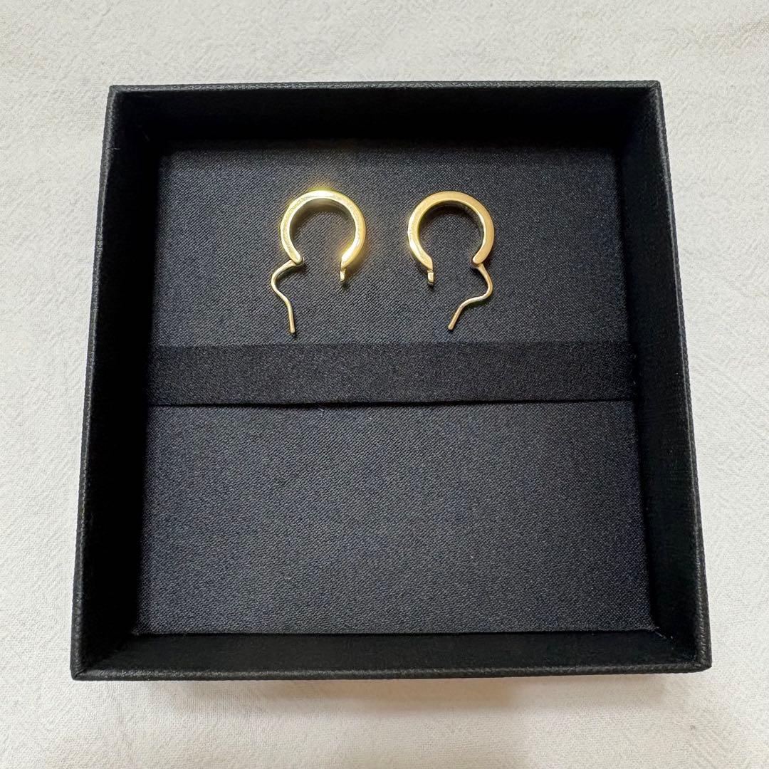 美品 ミュウミュウロゴフープピアス ブラック 黒ゴールド アクセサリーレディース