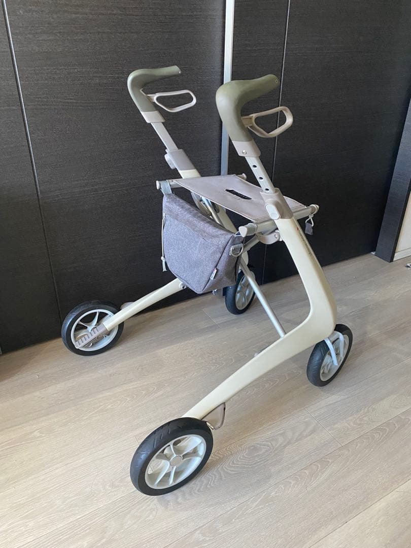 美品・純正ポーチ付・送料込⭐︎byACREカーボン・ウルトラライトおしゃれな歩行器