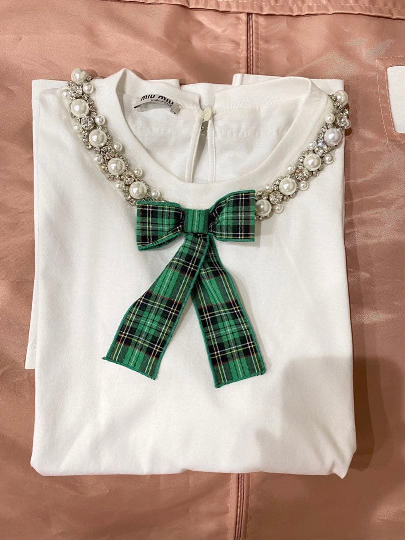 最終値下げ　ミュウミュウ首元ビジュー蝶々付き半袖Tシャツ