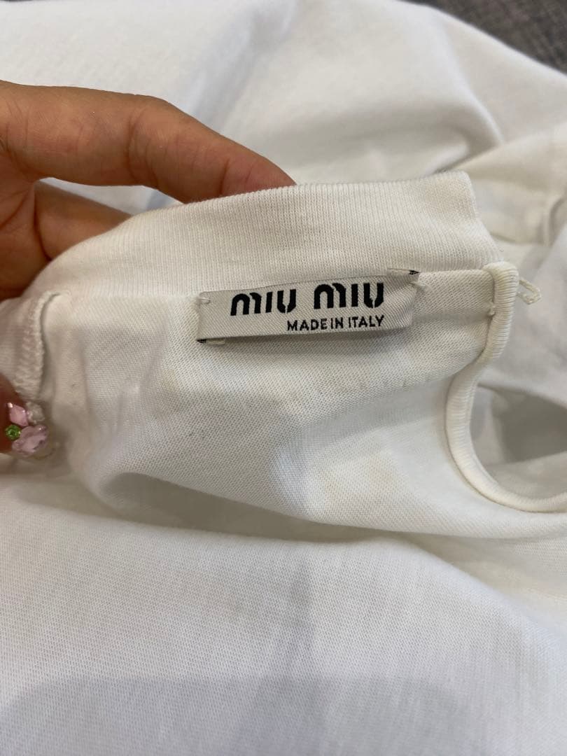 最終値下げ　ミュウミュウ首元ビジュー蝶々付き半袖Tシャツ