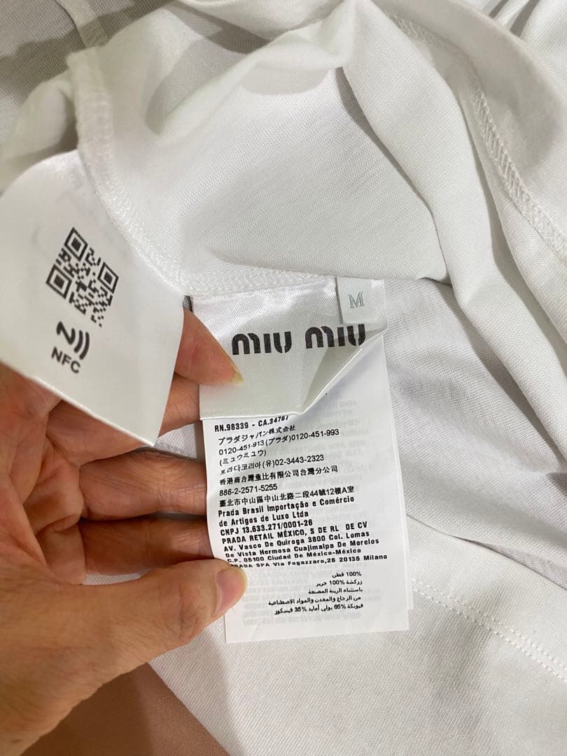 最終値下げ　ミュウミュウ首元ビジュー蝶々付き半袖Tシャツ