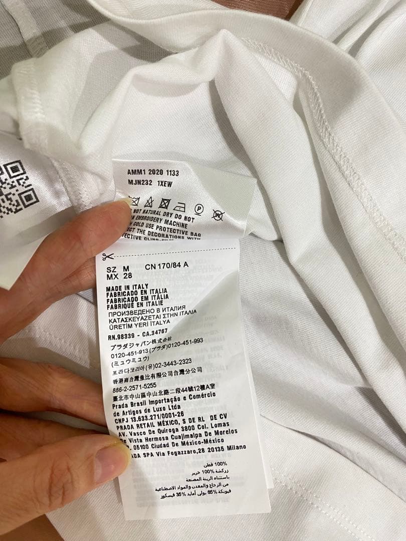 最終値下げ　ミュウミュウ首元ビジュー蝶々付き半袖Tシャツ