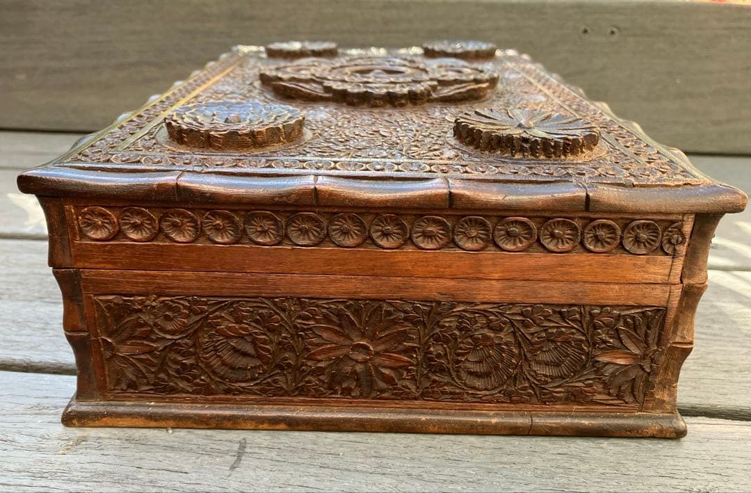 カシミール木製の細密彫刻宝石箱