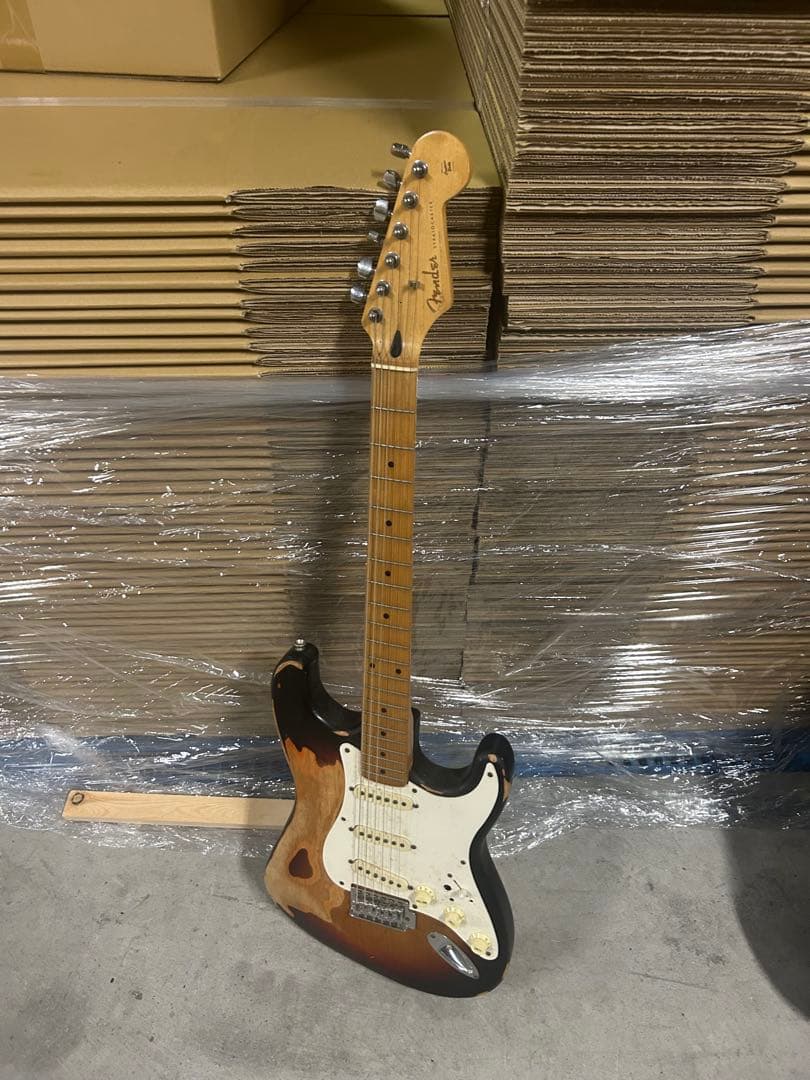 Fender Stratocaster サンバースト　本物ではないそうです？